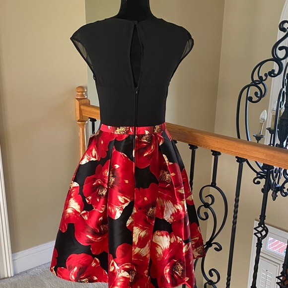 Floral Black and Red Skirt - Picture 5 of 8